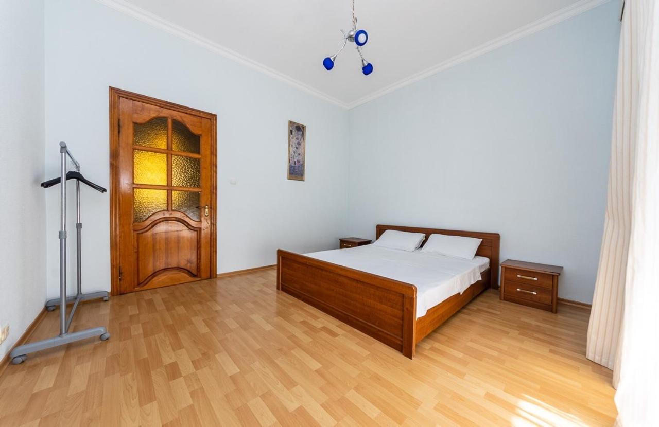 Alex Apartments Near Independence Square - Kiev Ngoại thất bức ảnh